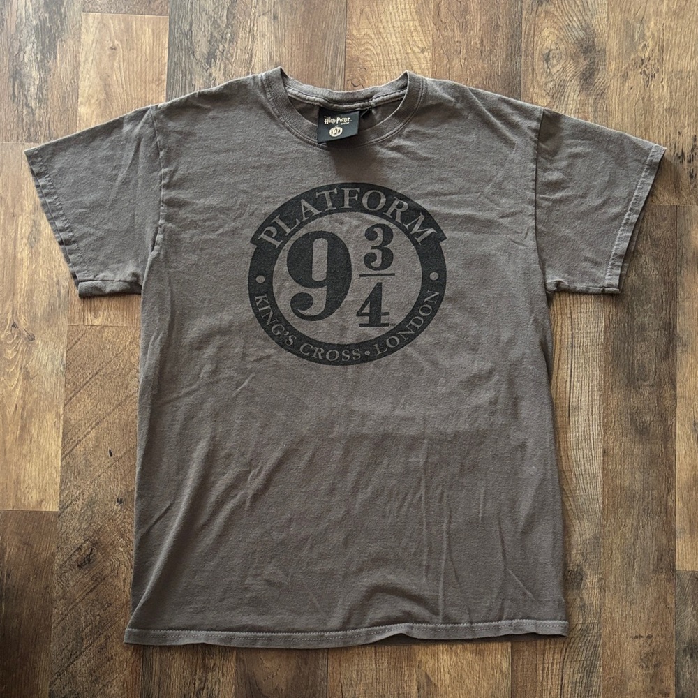 Harry Potter Platform 9 3/4 Gray Black graphic short sleeve tee shirt medium